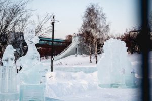 Новый ледовый городок открыли на набережной Новосибирска