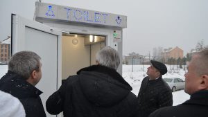 Новосибирские депутаты осмотрели новый туалет