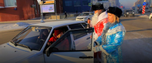 Дед Мороз-автоинспектор раздавал мороженое в центре Новосибирска