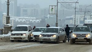 Тройное ДТП в Новосибирске парализовало проезд по Октябрьскому мосту