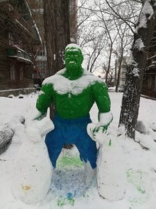 Зелёного Халка вылепили во дворе дома в Ленинском районе