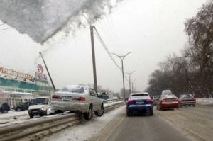 В Новосибирске "Тойота" повисла на разделителе