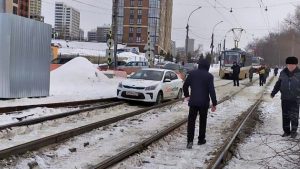 В Новосибирске такси застряло на трамвайных рельсах