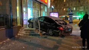 В  Новосибирске Nissan влетел в двери магазина