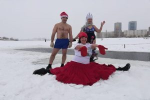 По Новосибирску пробежались полуголые Деды Морозы и Снегурочки