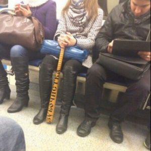 В Новосибирском метро девушка прокатилась с битой-зубочисткой