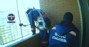 В Новосибирске годовалая девочка заперла маму на балконе