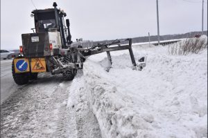 Снег на областных трассах в новогодние праздники убирает около 1000 единиц техники