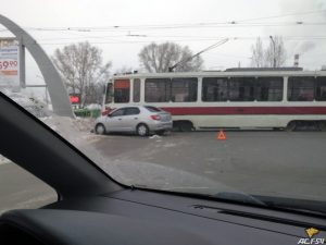 Renault Logan и трамвай столкнулись в Ленинском районе