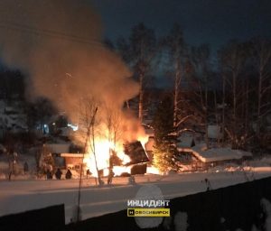 В садовом товариществе Новосибирска загорелся дом