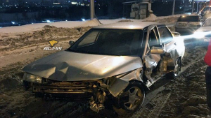 На Октябрьском мосту в Новосибирске два автомобиля влетели в бетонные блоки