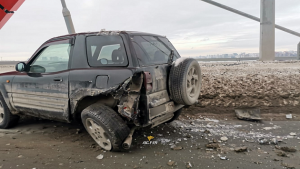 ДТП на мосту в Новосибирске: автомобиль потерял колесо