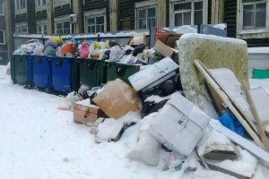 В Новосибирске 1 января скопились горы мусора