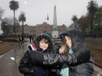 Впервые за 90 лет в аргентинской столице идет снег