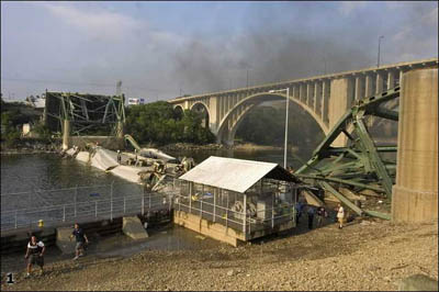 Мост через Миссисипи рухнул с 50-ю автомобилями.