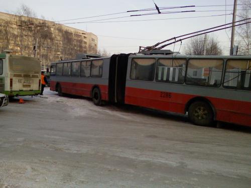 Автобус поцеловал троллейбус