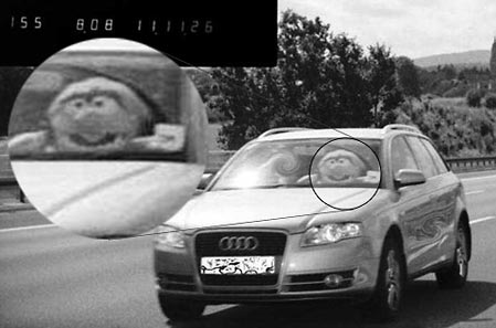 Британец-шутник разыгрывает полицейских, сажая рядом с собой в праворульную Audi куклу