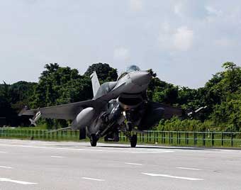 Сингапурские пилоты посадили на трассу 10 самолетов