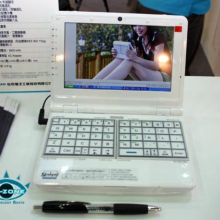 UMPC Noahpad EL-460 оснащен не совсем обычной, скорее совсем необычной клавиатурой