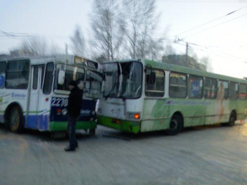 Автобус поцеловал троллейбус