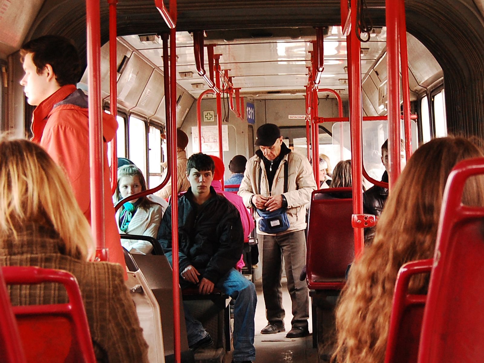 Российский общественный транспорт. Люди в общественном транспорте. Пассажиры в трамвае. Пассажиры в транспорте. Пассажиры в автобусе.