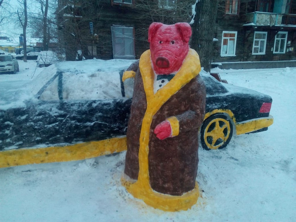 Свинья в городе зимой