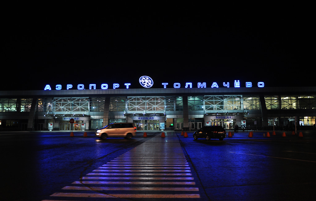 Отзывы аэропорт новосибирска. Аэропорт Толмачево Новосибирск. Аэропорт Толмачево ночью. Толмачева аэропорт Новосибирск. Аэропорт Толмачево Новосибирск ночью.