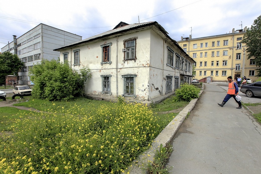 Барак место. Бараки на Серафимовича Новосибирск. Бараки на Добролюбова Новосибирск. Бараки на Затулинке Новосибирск-. Новостройка на месте бараков на Серафимовича.