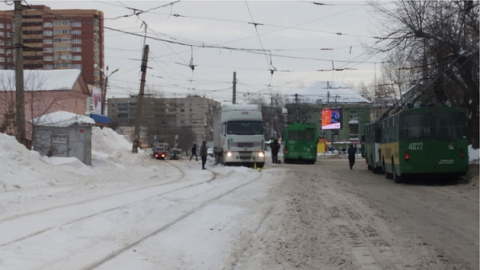ДТП в Новосибирске: грузовик блокировал движение трамваев
