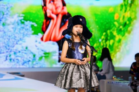 Девочка в ушанке из Новосибирска покорила Китай