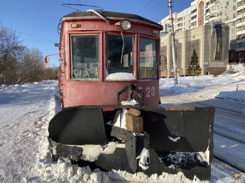 При уборке трамвайных путей сломался снегоуборщик