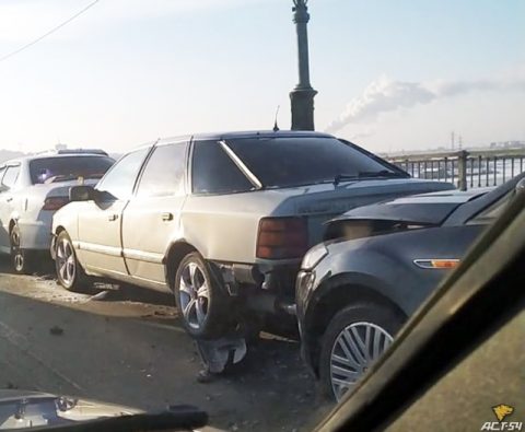 «Паровозик» из нескольких автомобилей собрался на Октябрьском мосту