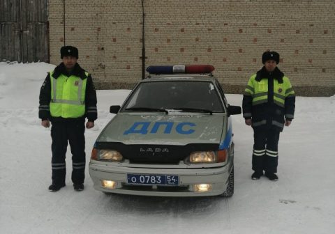 Новосибирские автоинспекторы помогли водителю автомобиля, заглохшему на трассе
