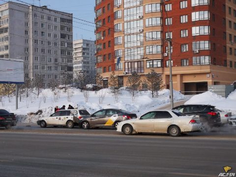 В центре Новосибирска собрался «паровозик» из трёх автомобилей