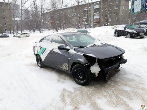 В Новосибирске злоумышленники разобрали автомобиль, предоставляемый по услуге каршеринг