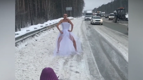 Невеста устроила откровенную фотосессию на Бердском шоссе