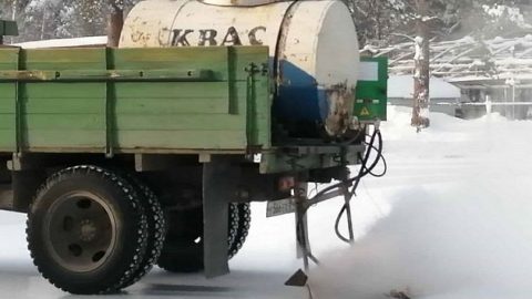 Из бочки «с квасом» заливают каток в Новосибирске