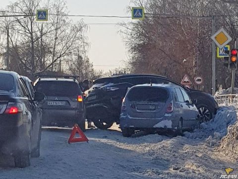 В Калининском районе из-за ДТП образовалась большая пробка