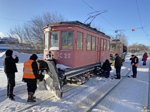 При уборке трамвайных путей сломался снегоуборщик