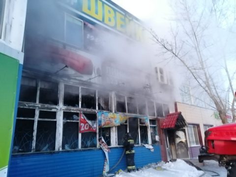 Трехэтажный торговый центр сгорел в Татарске Новосибирской области