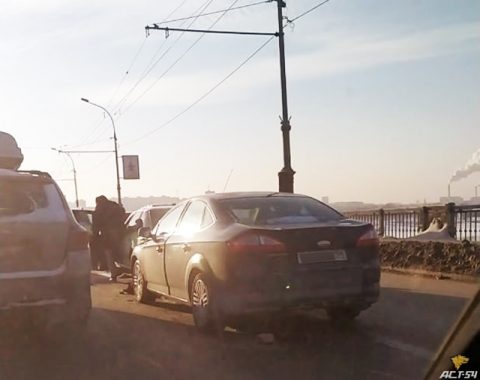 «Паровозик» из нескольких автомобилей собрался на Октябрьском мосту