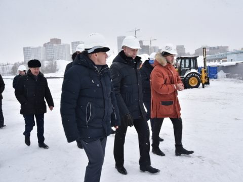 Губернатор Травников проверил установку тысячной сваи на новом ЛДС