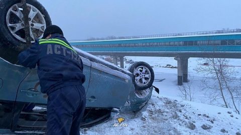 ДТП на Октябрьском мосту в Новосибирске: перевернулся автомобиль