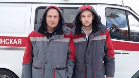 В Новосибирской области экипаж скорой помощи спас двух человек на пожаре