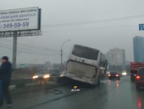 В Новосибирске автобус пришвартовался у ограждения на Димитровском мосту