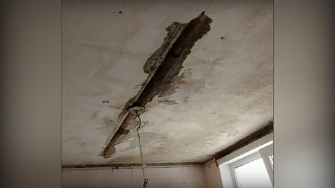 В Новосибирске потолок развалился в квартире из-за растаявшего на крыше снега