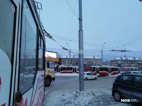 В Новосибирске трамвай сошёл с рельсов и блокировал движение на площади Маркса