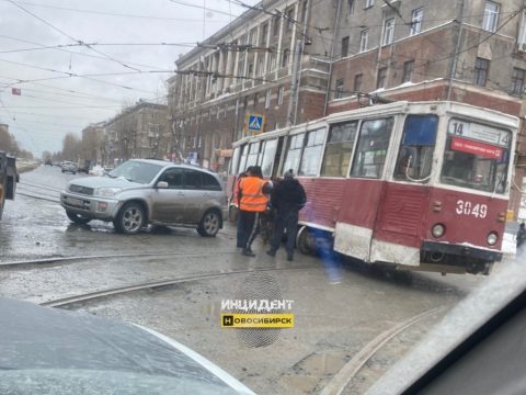 Запретить трамваи в городе требуют новосибирцы