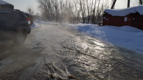 В Новосибирске прорыв трубы превратил улицу в ледяной каток