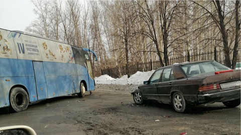 ДТП в Ленинском районе Новосибирска: автобус врезался в автомобиль